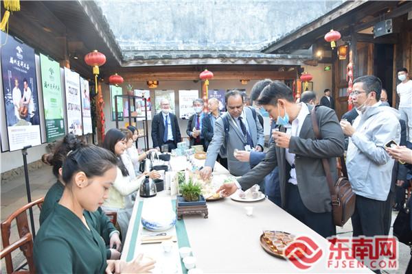 外國(guó)駐華使節(jié)在福州三坊七巷衣錦坊歐陽花廳品茶現(xiàn)場(chǎng)