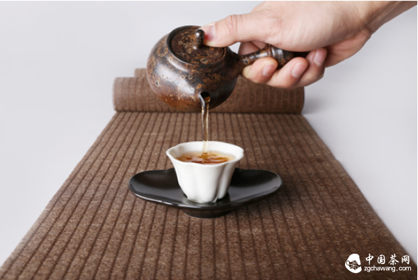 區(qū)別于普通的茶葉，簡山茶簡單質(zhì)樸，滋味質(zhì)樸醇厚，細潤含蓄，有著淡淡的花果香，喝完唇齒噙香，令人豁然開朗。