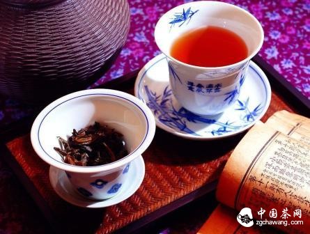 泡紅茶分為“清飲法”和“調(diào)飲法”