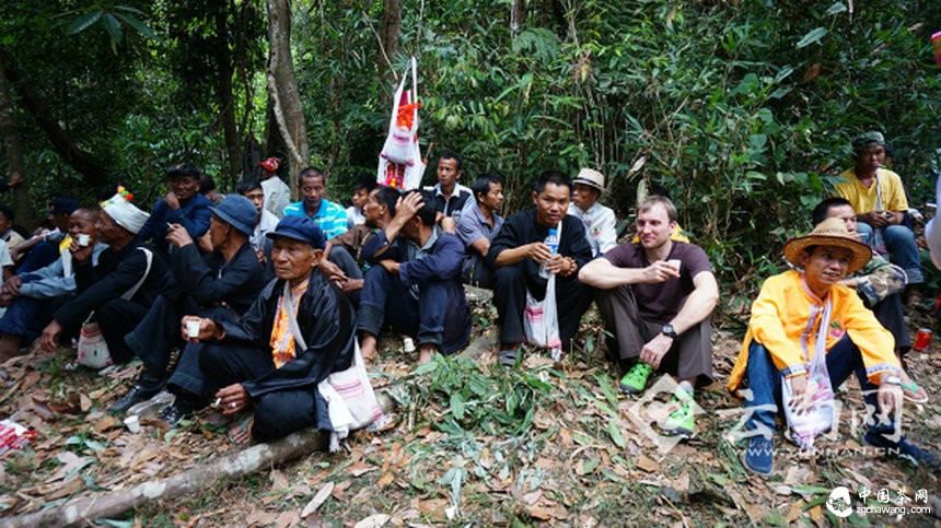 80后布朗小伙自費請國際學(xué)者獻策民族文化保護