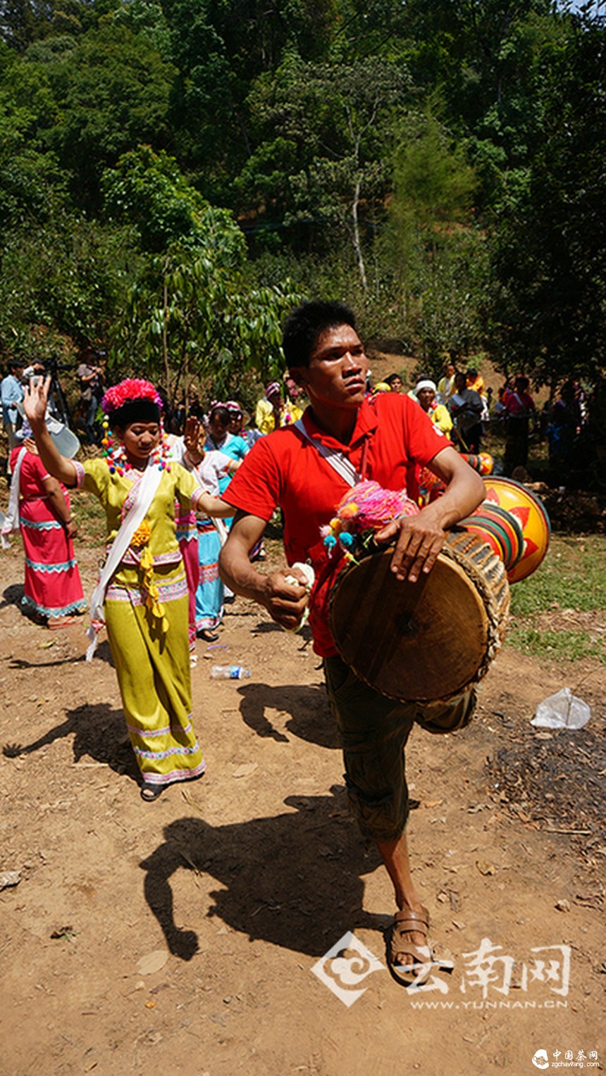 80后布朗小伙自費請國際學(xué)者獻策民族文化保護