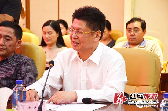 吉首市委副書記、市長李衛(wèi)國在會(huì)上發(fā)言。