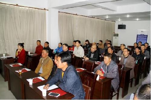 與會(huì)人員認(rèn)真聆聽(tīng)演講