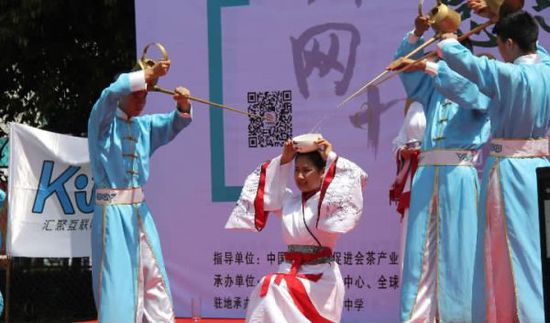 成都站，中和職中的同學(xué)們表演茶藝。