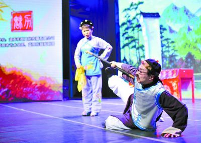 4月14日，益陽大劇院正在上映精彩紛呈的花鼓戲。