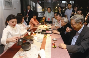 “清茗雅集”活動(dòng)中，許嘉璐右1正在品茶，感受來(lái)自臺灣茶藝師朱宸儀左1的茶藝