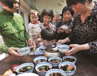 喝“七家茶”、掛咸鴨蛋，老蘇州過(guò)立夏節氣有很多有趣的講究，但這種傳統對小蘇州、新蘇州來(lái)說(shuō)卻有些陌生。趁著(zhù)立夏時(shí)節，來(lái)自蘇州市姑蘇區滄浪亭社區的陸怡和朱秀娟兩位老蘇州精心準備了“七家茶”，邀請左鄰右舍來(lái)嘗嘗“老味道”。