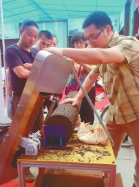 上圖：第十屆茶博會(huì)現(xiàn)場(chǎng)切割千兩茶下圖：展會(huì)現(xiàn)場(chǎng)擂茶表演