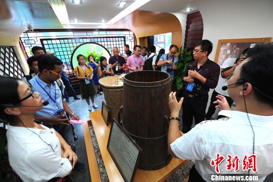 圖為媒體記者深入茶廠(chǎng)體驗(yàn)梧州千年茶文化?！『恪z