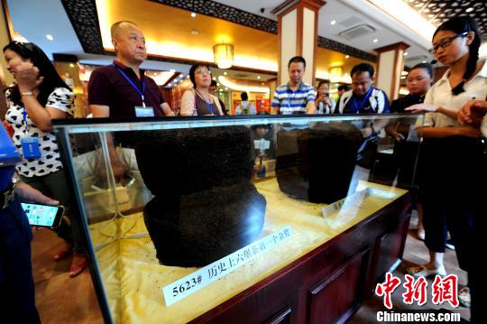 圖為媒體記者深入茶廠(chǎng)體驗(yàn)梧州千年茶文化?！『?攝