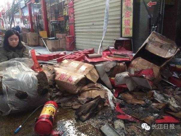 武漢茶葉市場凌晨起火：商戶損失百萬 十余輛消防車趕到現(xiàn)場救援