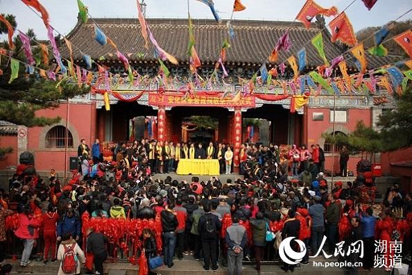 眾多游客見證安化黑茶登泰山祈福