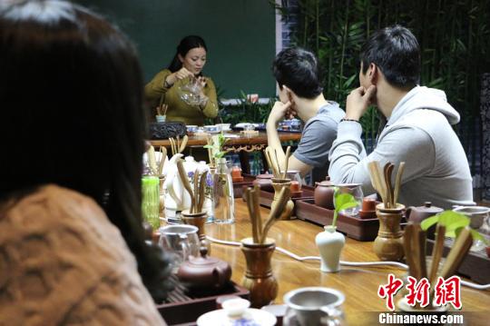 中亞留學生體驗茶文化：習慣喝中國茶喜歡學茶藝（圖）