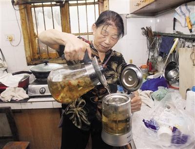 黎婆婆在家為游人準備茶水。