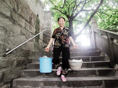 黎婆婆出門(mén)送茶水。